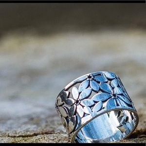 Floral sterling ring size 8 made in Ukraine